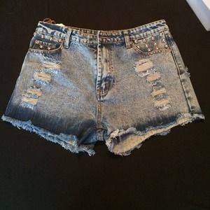 Cute High waisted shorts with studs on the pocket!