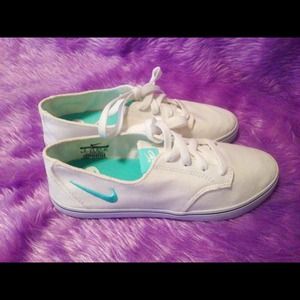 NWOT White Nikes 6.0