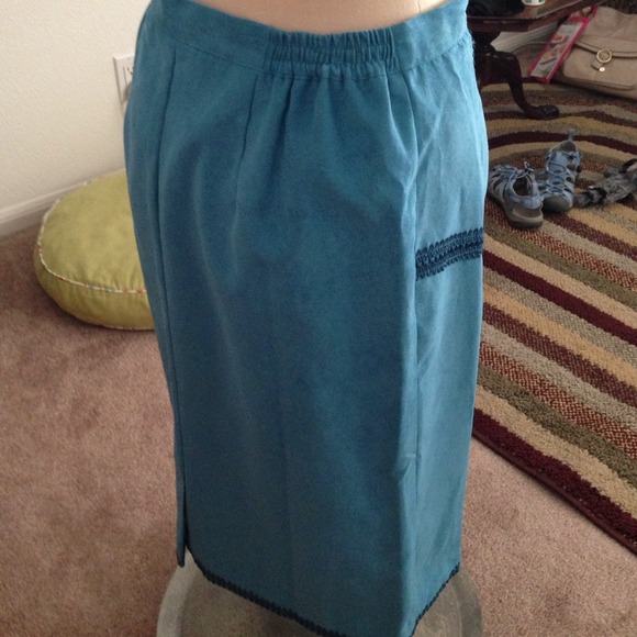 🌝SALE LN-Beautiful turquoise faux sued skirt - Picture 2 of 4