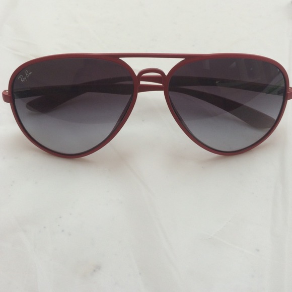 Red frame Rayban aviators