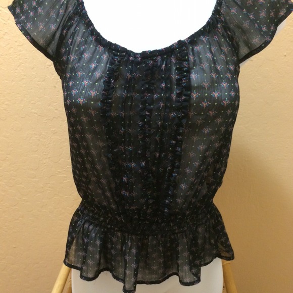 Cute floral blouse can wear off the shoulder