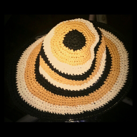 Black, tan, white sun hat