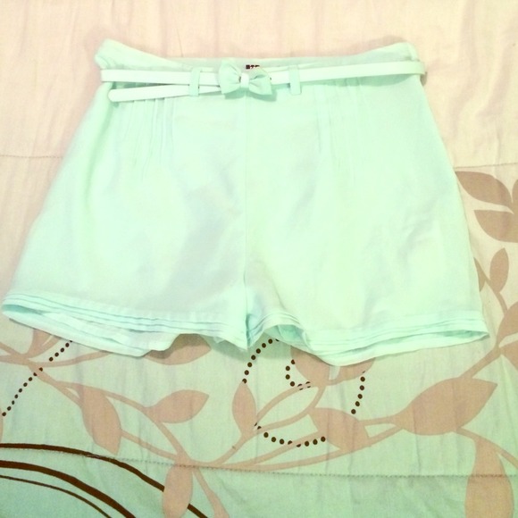 Mint high waisted shorts w/ cute belt included