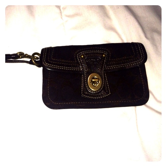 💯🔻JUST REDUCED🔻Authentic striped coach wristlet