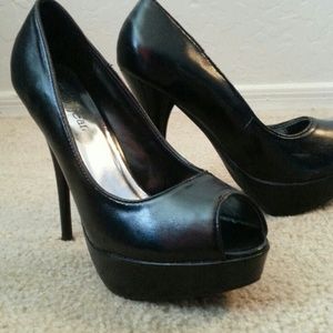 Like new. Worn once. Black pumps
