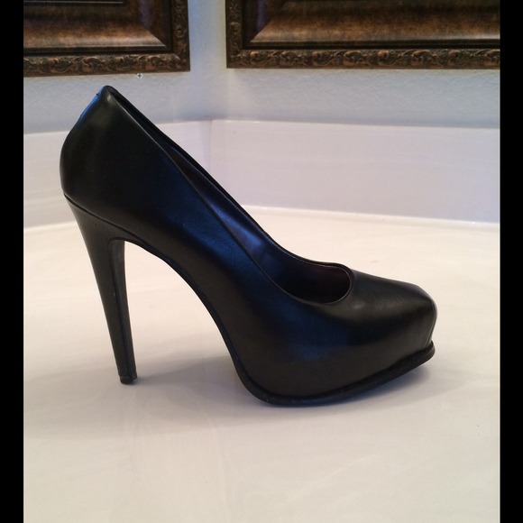 "Vera Wang" Black Leather Heels