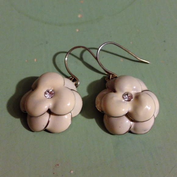 🔻SALE🔻 Cream Flower Earrings