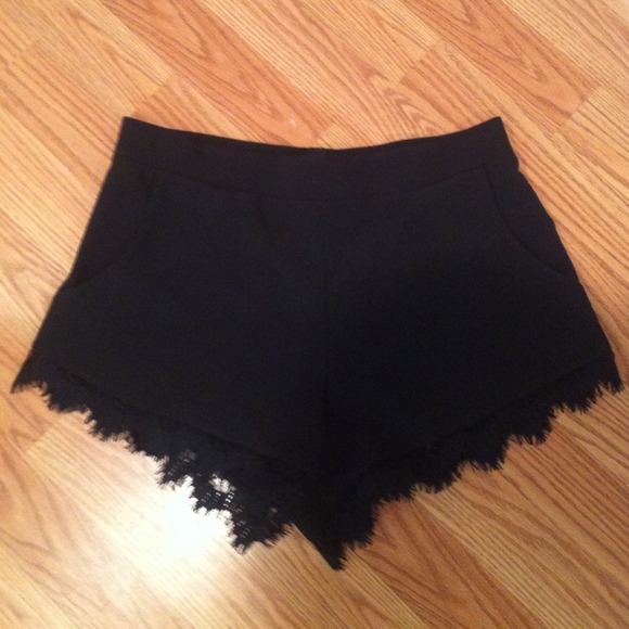 ❌sold❌ Black lace trim shorts - Picture 2 of 4