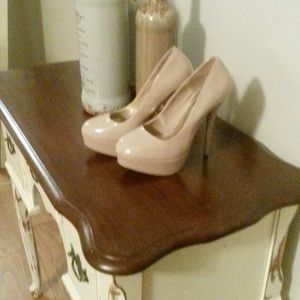 The perfect nude pumps