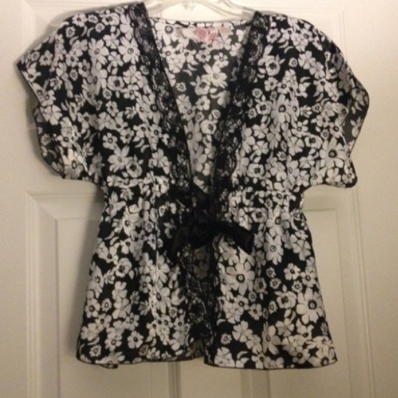 Floral black/white cover up top