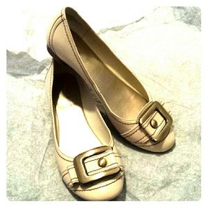 Supe cute nine west vanilla flats with buckle
