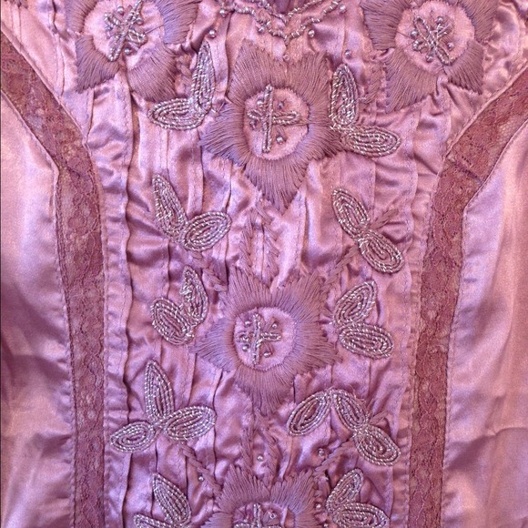 Beautiful Blouse - Picture 3 of 4