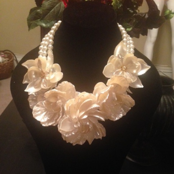(SOLD)Pearl Flower Necklace - Picture 1 of 1