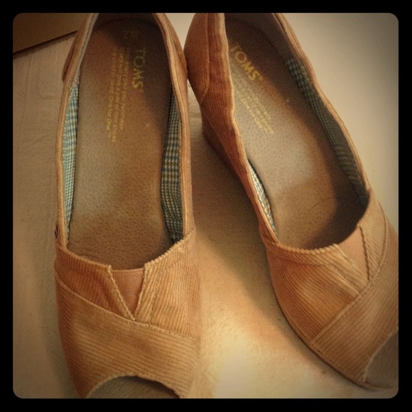 TOMS Camel Corduroy Wedge.