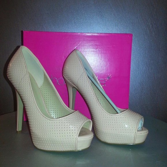 Baby pink perforated peep toe pumps