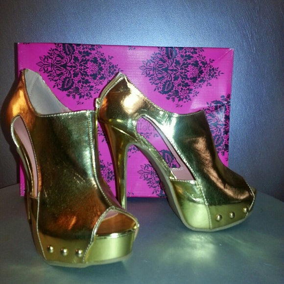 Gold metallic shoety