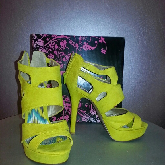 Citron colored suede shoety