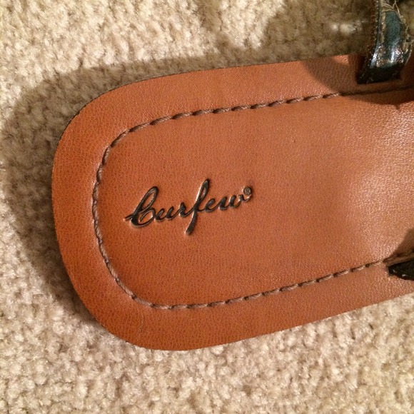 ❌Bundled❌ Brown T-Strap Sandals - Picture 3 of 3