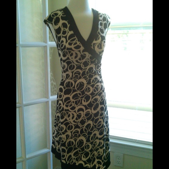 Black and white wrap style dress - Picture 3 of 4