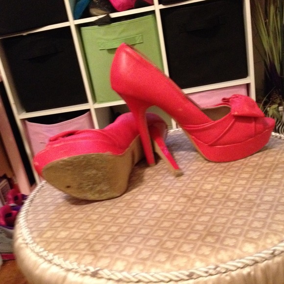 Red bow heels👠👠👠 - Picture 2 of 3