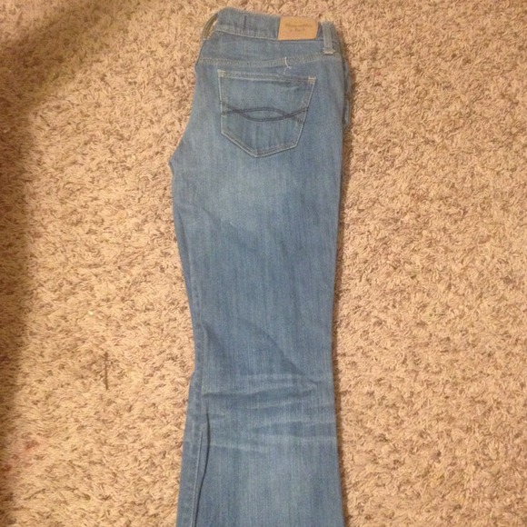 Simple, light wash Abercrombie bootcuts - Picture 2 of 4