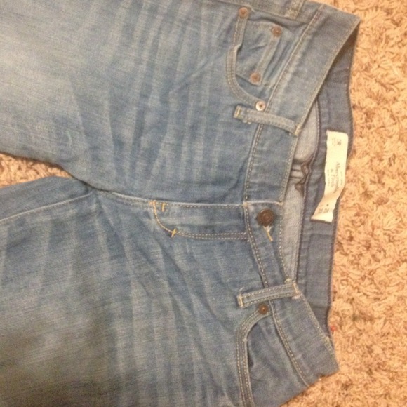 Simple, light wash Abercrombie bootcuts - Picture 3 of 4
