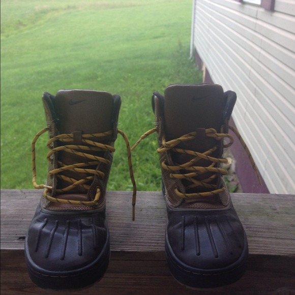 Nike Boots, Boys Size 6 - Picture 2 of 4