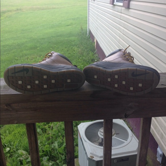 Nike Boots, Boys Size 6 - Picture 3 of 4