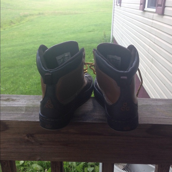Nike Boots, Boys Size 6 - Picture 4 of 4