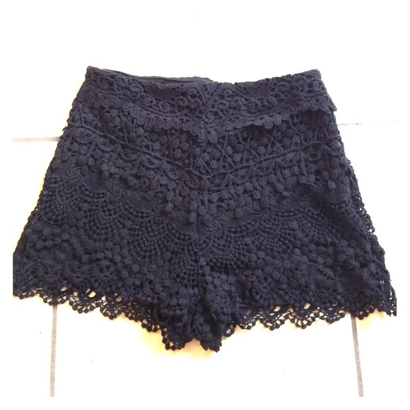 Pretty lace short