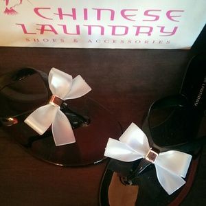 Chinese Laundry Black/White Bow Flip Flops