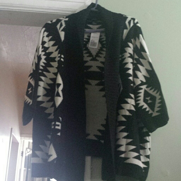 New Aztec 3/4 half sleeve sweater size small