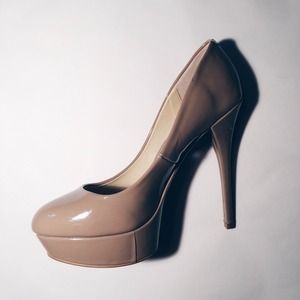 Classic nude platform pumps
