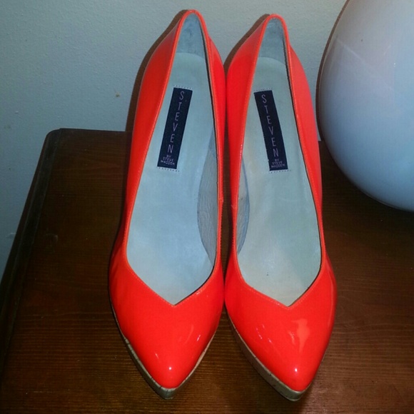 Neon orange STEVE MADDEN pumps