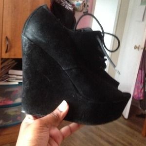 Steve Madden peep-toe wedges