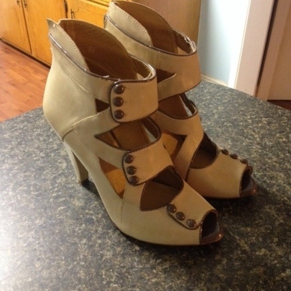 Seychelles Heeled cut out booties