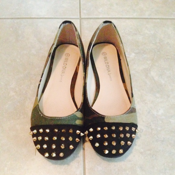 Private label spike flats