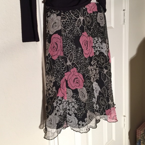 ❌SOLD❌🔻Pretty feminine skirt. - Picture 3 of 4