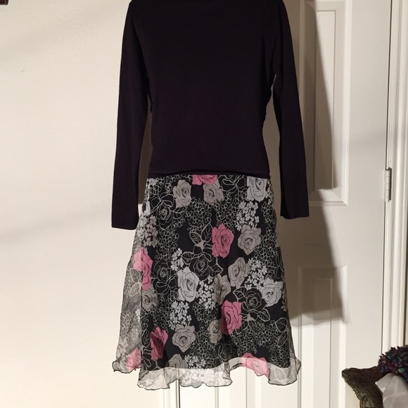 ❌SOLD❌🔻Pretty feminine skirt. - Picture 4 of 4