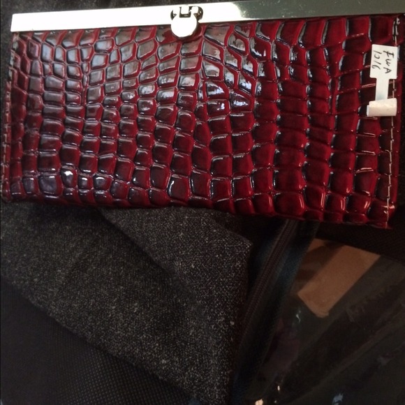 Red faux Croc Metal Frame Clutch Wallet! - Picture 1 of 3