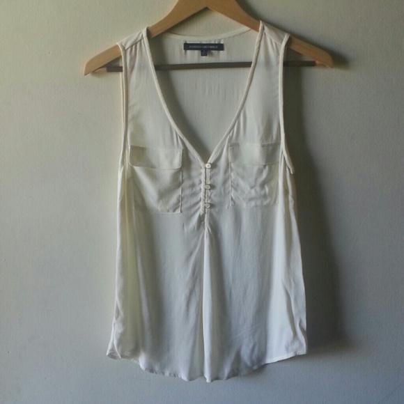 Sleeveless women's blouse