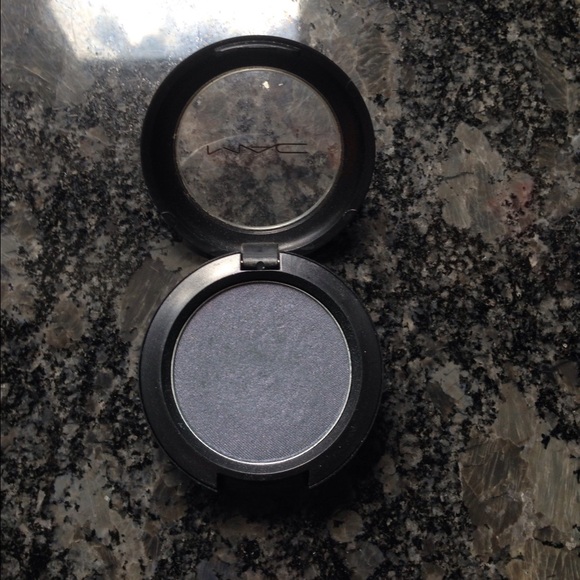 MAC eyeshadow - Picture 2 of 4