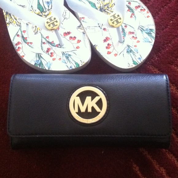 Michael Kors Clutches & Wallets - 💯 Michael Kors wallet
