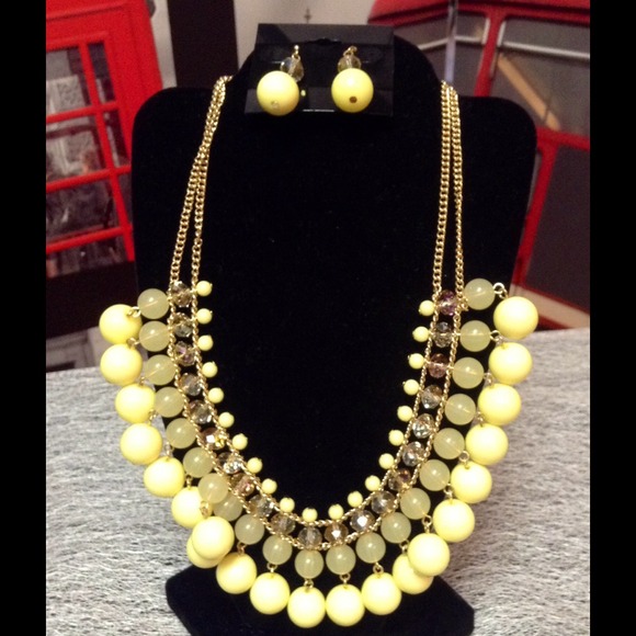 Jewelry - Yellow Bib Style Necklace Set