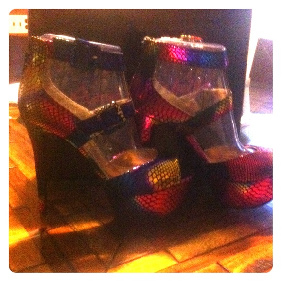 SOLD!!SOLD!!BRAND NEW ANNE MICHELLE HEELS SIZE 7