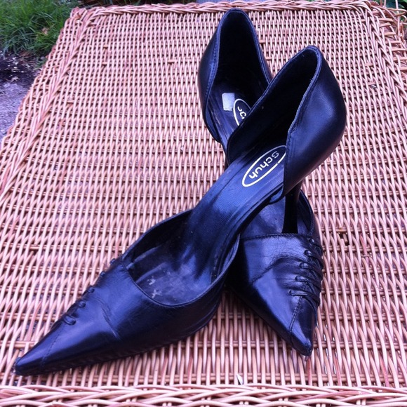 Black steletto heels/open sides. Cute!