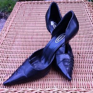 Black steletto heels/open sides. Cute!