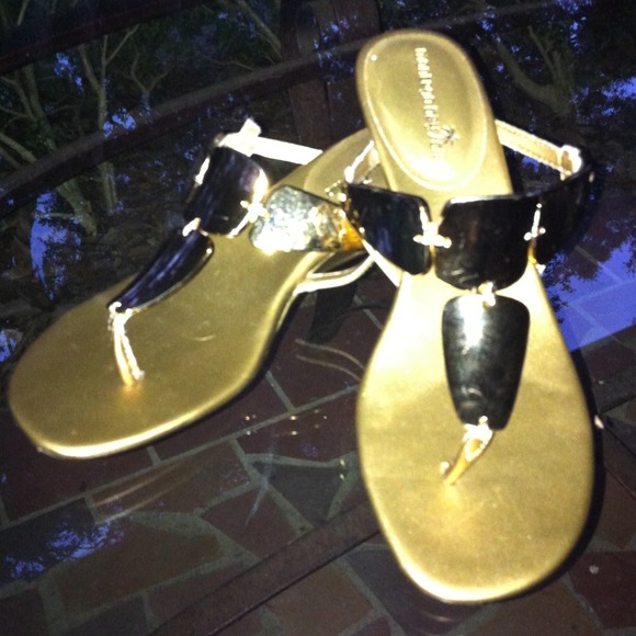 💗SOLD LOCALLY💗Beautiful Gold Sandals💕