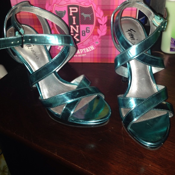 Turquoise heels - Picture 1 of 1