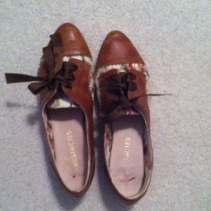 Floral pointy vintage shoe